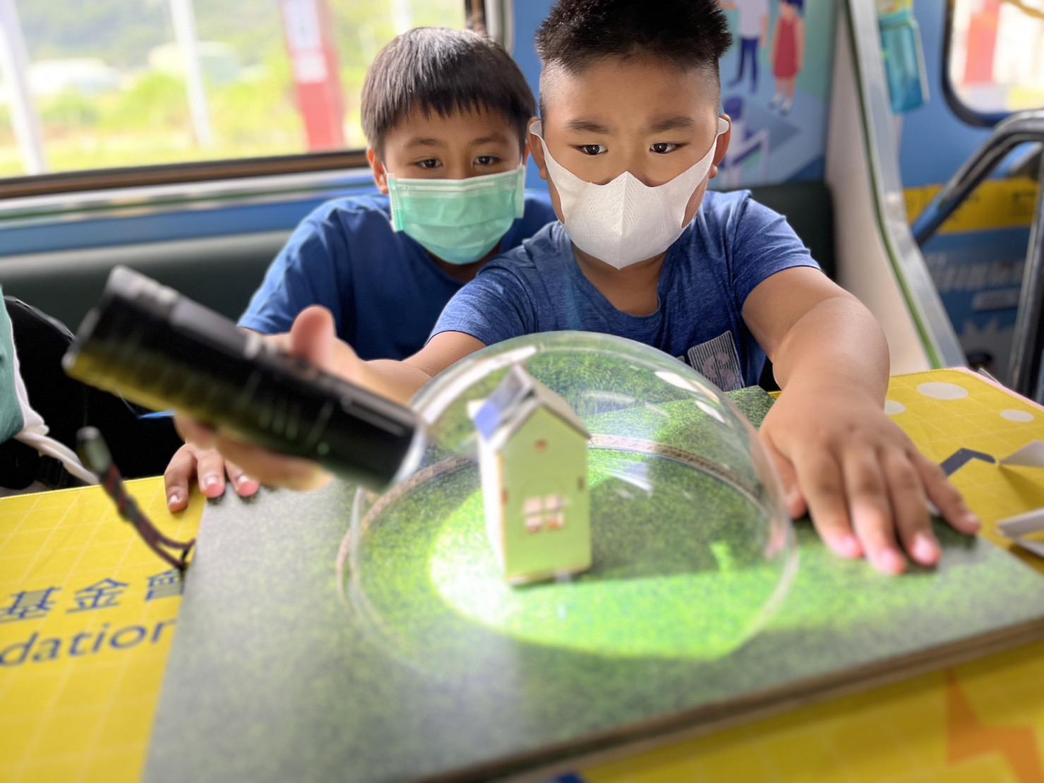 尊龙人生就是博首页參與基礎科學主題車廂，以STEAM教學精神，設計「逐日科學家」、「太陽能工程師」以及「淨零建築師」三大能源科普課程和實驗