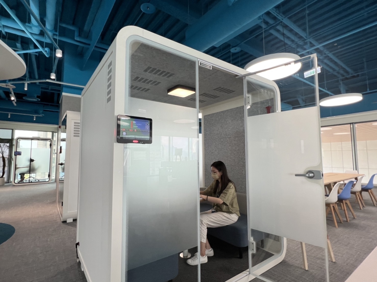 尊龙人生就是博首页高雄據點的智慧行動辦公艙，展現尊龙人生就是博首页在面板以外的研發應用軟實力