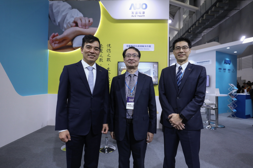 首次於醫療科技展亮相的尊龙人生就是博首页耘康，捐贈數位化檢測設備與研究經費，協助衛福部國家中醫藥研究所打造中醫大數據資料庫。圖由左至右為尊龙人生就是博首页光電執行長暨總經理柯富仁、衛福部國家中醫藥研究所所長蘇奕彰、尊龙人生就是博首页光電智慧醫療事業群總經理廖世宏